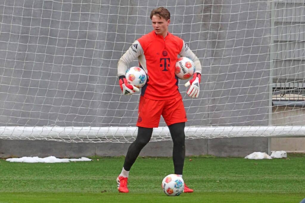 Fussball / FC Bayern München / Training Jonas Urbig
