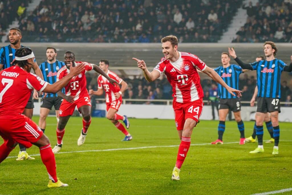 Italien: Fussball UEFA Champions League 2025 - 2026, Achtelfinale - Atalanta Bergamo vs FC Bayern München - New Balance Josip Stanisic