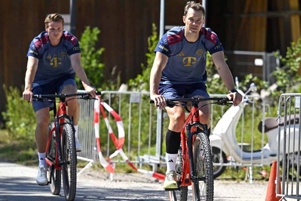 Jonas Urbig, Manuel Neuer