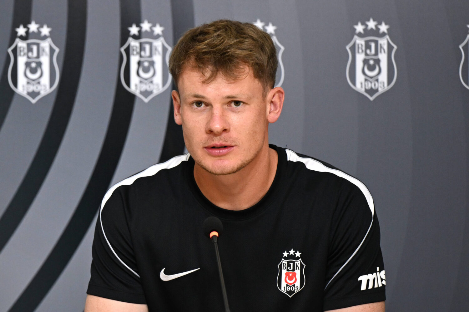 Head coach of Besiktas, Vincenzo Italiano Alexander Nübel