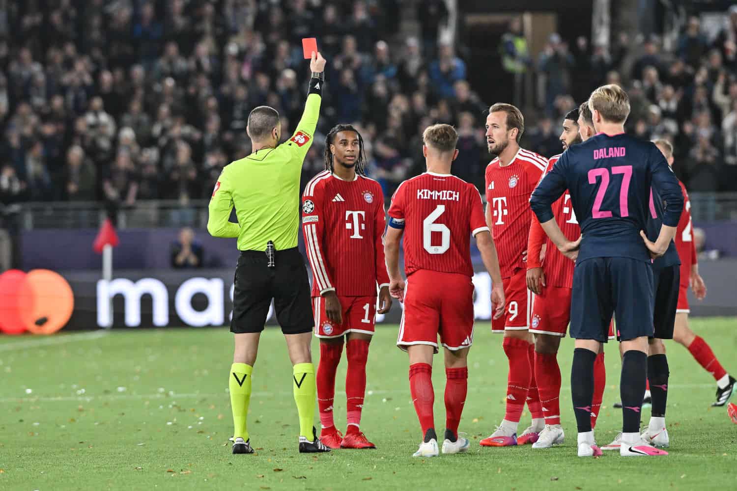 A Spectacle in Stavanger! Bayern Slips Up, Olise Is Sent Off