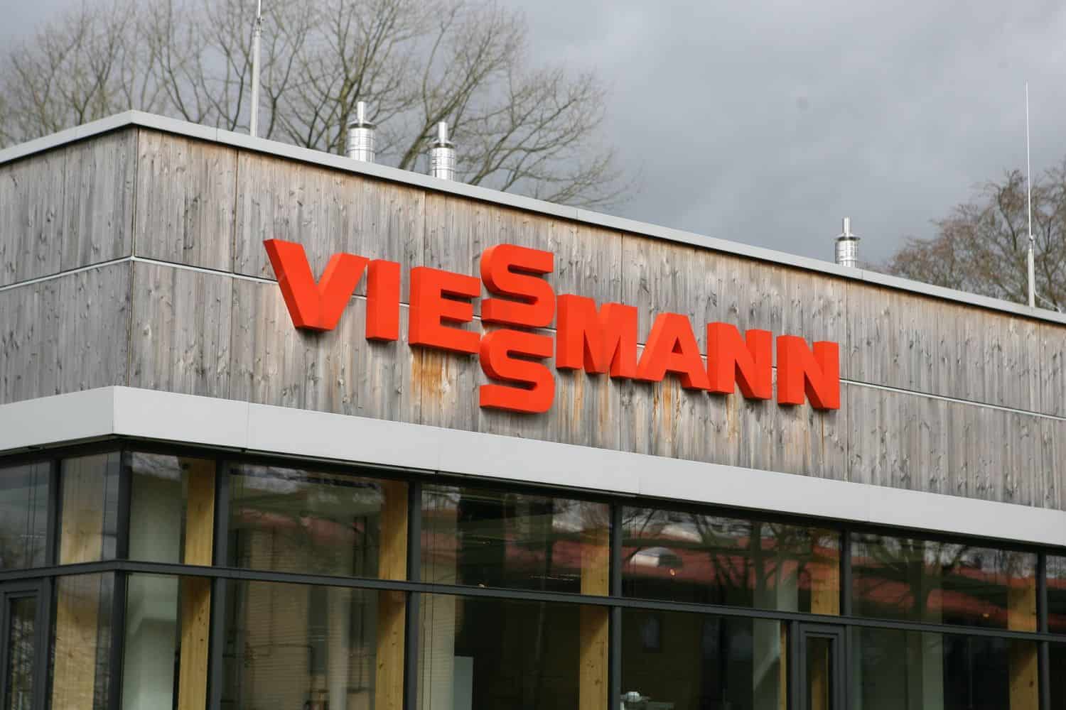 Logo der Firma Viessmann an einer Filiale in Hamburg 01.04.2020 *** Logo of the Viessmann company at a branch in Hamburg Viessmann
