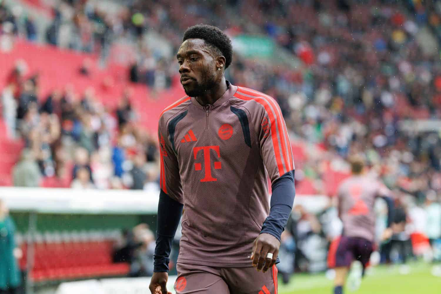 Fussball, Herren, Bundesliga, FC Augsburg vs. FC Bayern München : Alphonso Davies (19, FC Bayern München) Alphonso Davies